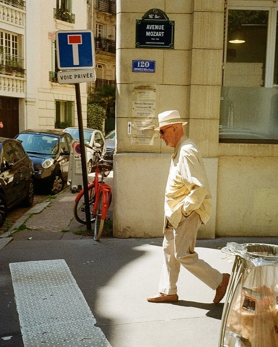 Statues Take Turns, photo 7