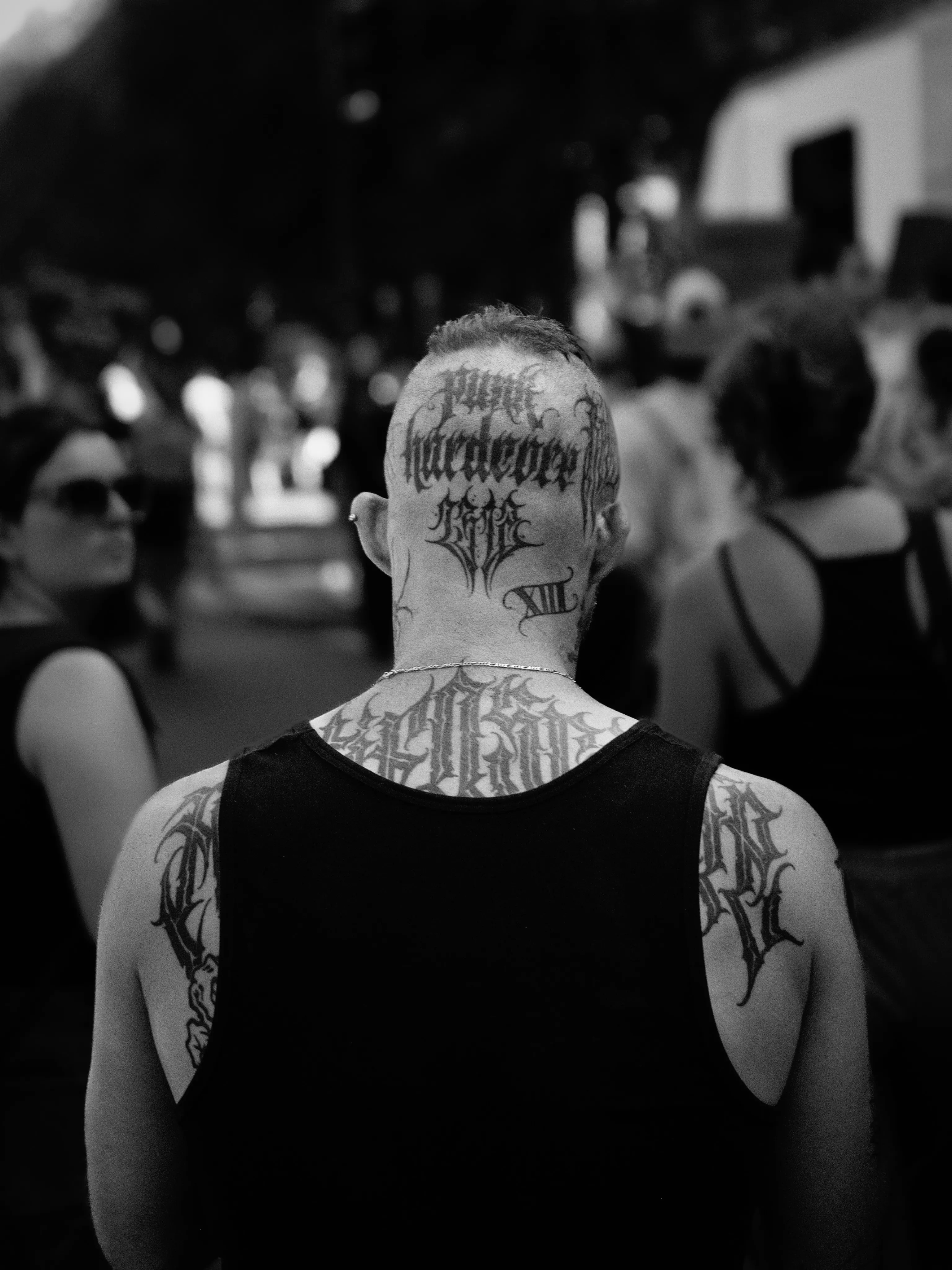 Best person to stand behind in a long line